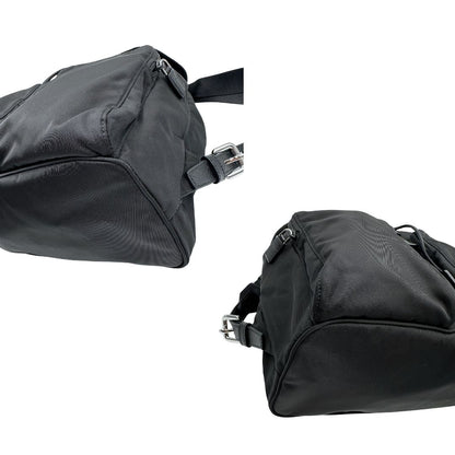 Angoli di un Zaino Prada in tessuto nylon nero e finiture in pelle saffiano tono su tono. Parti metalliche argentate; munito di doppie bretelle in tessuto regolabili. Completo di corredo e card d'autenticità. Originale, usato, di lusso, in condizioni eccellenti.