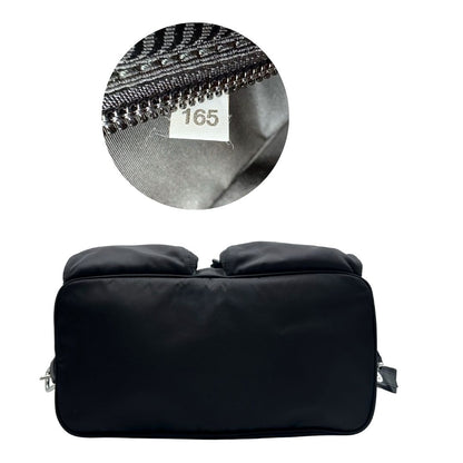 Base di un Zaino Prada in tessuto nylon nero e finiture in pelle saffiano tono su tono. Parti metalliche argentate; munito di doppie bretelle in tessuto regolabili. Completo di corredo e card d'autenticità. Originale, usato, di lusso, in condizioni eccellenti.