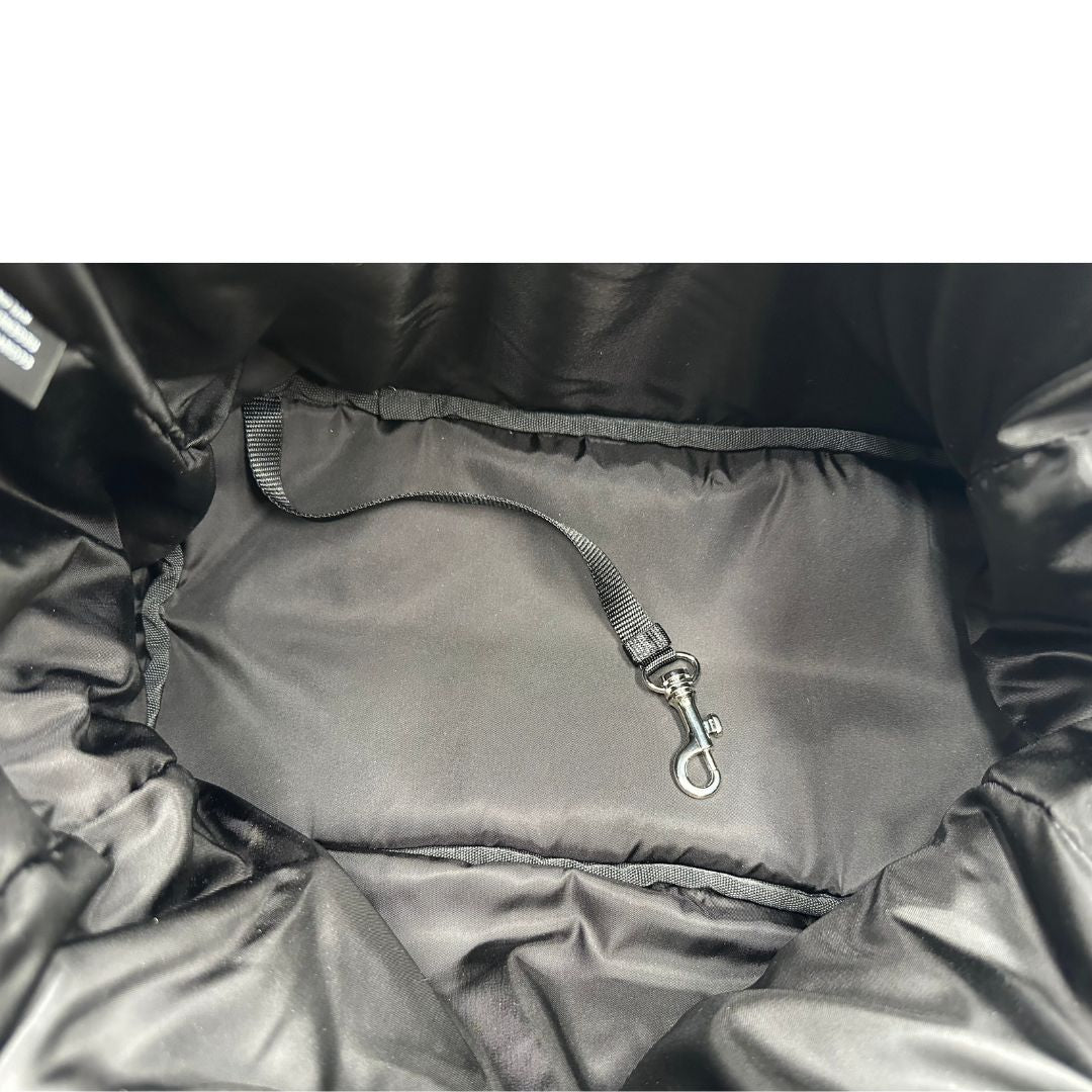 Interno di un Trasaportino Prada in tessuto nylon imbottito nero con parti metalliche argentate; munito di doppie manici. Da portare a mano. Originale, usato, di lusso, in condizioni eccellenti.