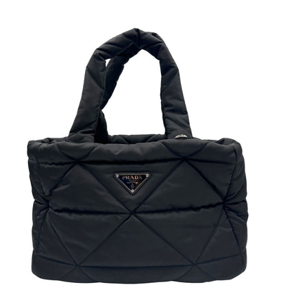 Front di un Trasaportino Prada in tessuto nylon imbottito nero con parti metalliche argentate; munito di doppie manici. Da portare a mano. Originale, usato, di lusso, in condizioni eccellenti.