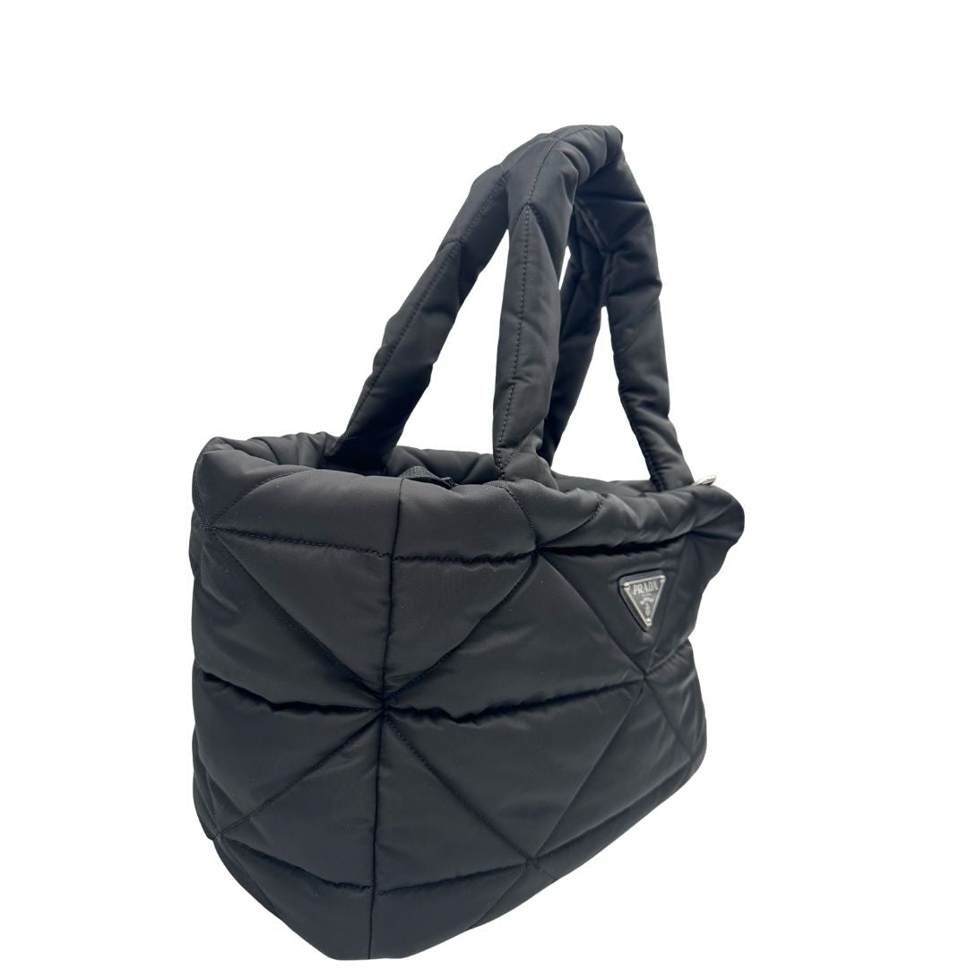 Lato destro di un Trasaportino Prada in tessuto nylon imbottito nero con parti metalliche argentate; munito di doppie manici. Da portare a mano. Originale, usato, di lusso, in condizioni eccellenti.