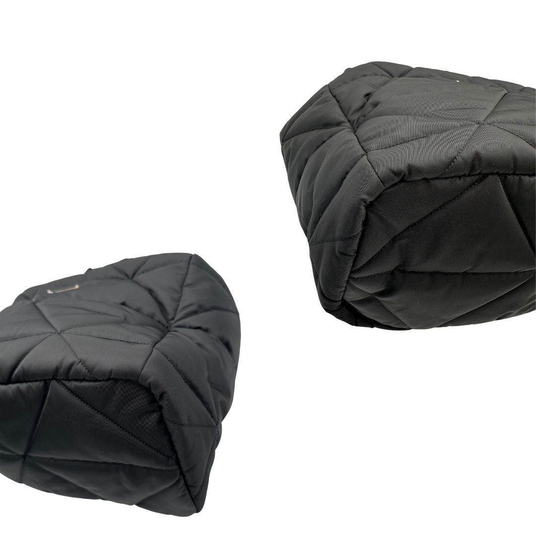 Angoli di un Trasaportino Prada in tessuto nylon imbottito nero con parti metalliche argentate; munito di doppie manici. Da portare a mano. Originale, usato, di lusso, in condizioni eccellenti.