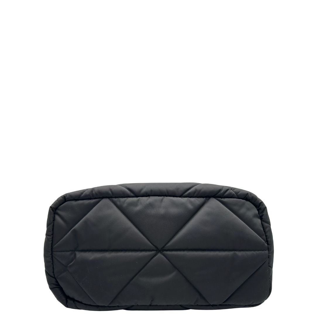 Base di un Trasaportino Prada in tessuto nylon imbottito nero con parti metalliche argentate; munito di doppie manici. Da portare a mano. Originale, usato, di lusso, in condizioni eccellenti.