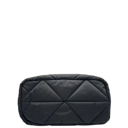 Base di un Trasaportino Prada in tessuto nylon imbottito nero con parti metalliche argentate; munito di doppie manici. Da portare a mano. Originale, usato, di lusso, in condizioni eccellenti.