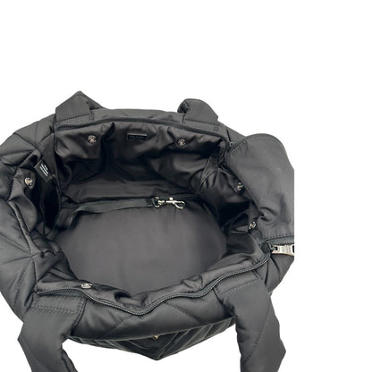 Interno di un Trasaportino Prada in tessuto nylon imbottito nero con parti metalliche argentate; munito di doppie manici. Da portare a mano. Originale, usato, di lusso, in condizioni eccellenti.