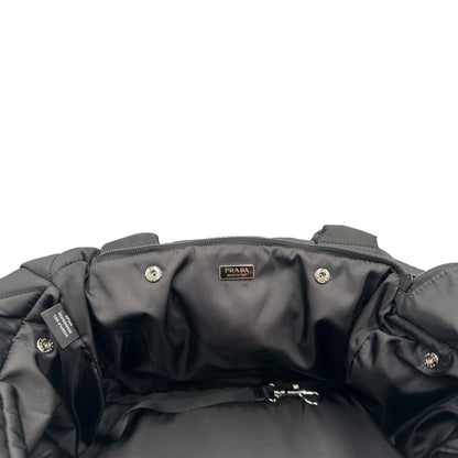 Interno di una Trasaportino Prada in tessuto nylon imbottito nero con parti metalliche argentate; munito di doppie manici. Da portare a mano. Originale, usato, di lusso, in condizioni eccellenti.