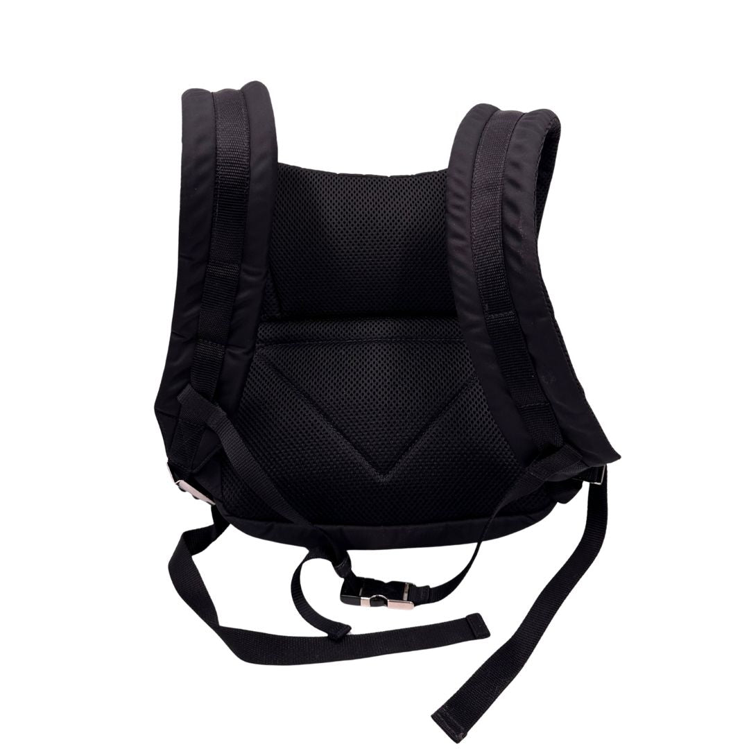 Retro di uno zaino Prada x Adidas in Re-Nylon con chiusura a zip. Struttura con tasca frontale a zip e tasca superiore integrata negli spallacci. Spallacci regolabili con imbottitura e pannello posteriore in mesh. Dettagli con logo triangolo Prada sul lato superiore e branding Prada Re-Nylon e Adidas sul fianco.