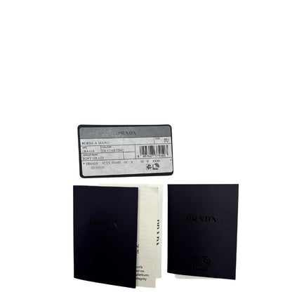 Borsa Prada in pelle color travertino con parti metalliche dorate; impreziosita dal logo lettering impresso a caldo in foglia d'oro 22 carati, munita di doppi manici stondati e una tracolla amovibile e regolabile. Completa di corredo, di lusso, eccellenti condizioni, usata. 