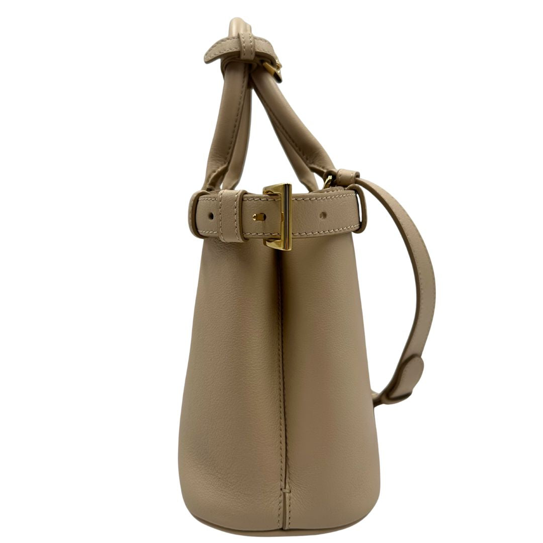 lato Borsa Prada in pelle color travertino con parti metalliche dorate; impreziosita dal logo lettering impresso a caldo in foglia d'oro 22 carati, munita di doppi manici stondati e una tracolla amovibile e regolabile. Completa di corredo, di lusso, eccellenti condizioni, usata. 