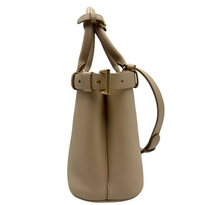 lato Borsa Prada in pelle color travertino con parti metalliche dorate; impreziosita dal logo lettering impresso a caldo in foglia d'oro 22 carati, munita di doppi manici stondati e una tracolla amovibile e regolabile. Completa di corredo, di lusso, eccellenti condizioni, usata. 