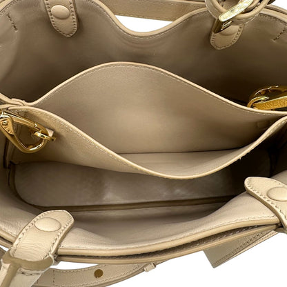 interno Borsa Prada in pelle color travertino con parti metalliche dorate; impreziosita dal logo lettering impresso a caldo in foglia d'oro 22 carati, munita di doppi manici stondati e una tracolla amovibile e regolabile. Completa di corredo, di lusso, eccellenti condizioni, usata. 