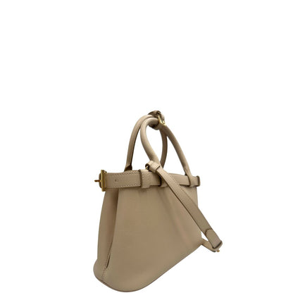 .lato Borsa Prada in pelle color travertino con parti metalliche dorate; impreziosita dal logo lettering impresso a caldo in foglia d'oro 22 carati, munita di doppi manici stondati e una tracolla amovibile e regolabile. Completa di corredo, di lusso, eccellenti condizioni, usata. 