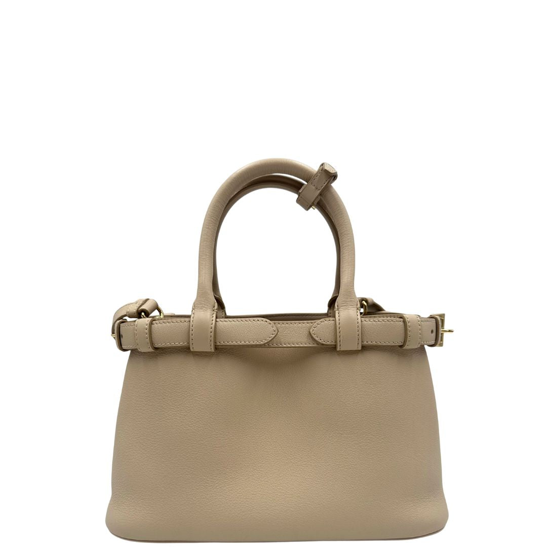 retro Borsa Prada in pelle color travertino con parti metalliche dorate; impreziosita dal logo lettering impresso a caldo in foglia d'oro 22 carati, munita di doppi manici stondati e una tracolla amovibile e regolabile. Completa di corredo, di lusso, eccellenti condizioni, usata. 