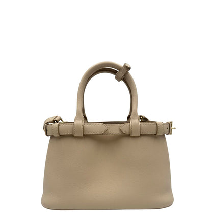 retro Borsa Prada in pelle color travertino con parti metalliche dorate; impreziosita dal logo lettering impresso a caldo in foglia d'oro 22 carati, munita di doppi manici stondati e una tracolla amovibile e regolabile. Completa di corredo, di lusso, eccellenti condizioni, usata. 