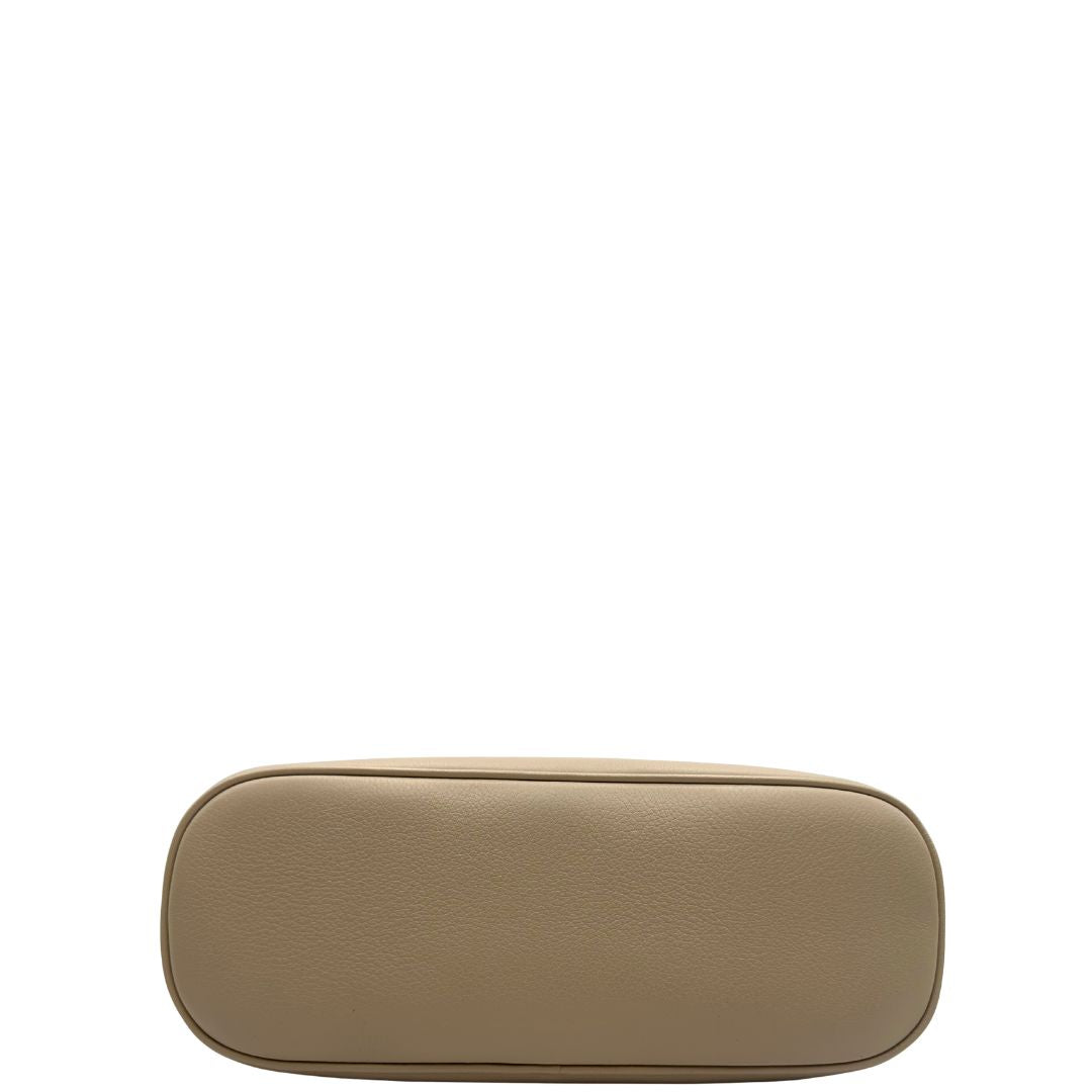  base Borsa Prada in pelle color travertino con parti metalliche dorate; impreziosita dal logo lettering impresso a caldo in foglia d'oro 22 carati, munita di doppi manici stondati e una tracolla amovibile e regolabile. Completa di corredo, di lusso, eccellenti condizioni, usata. 