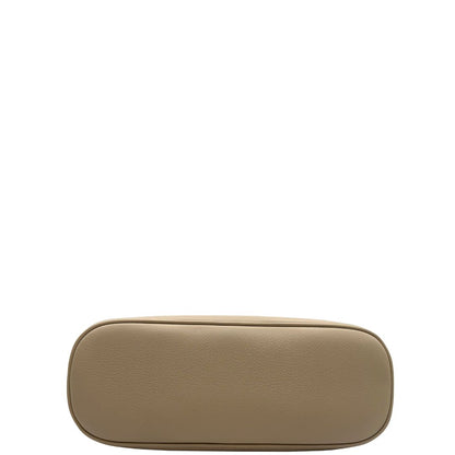  base Borsa Prada in pelle color travertino con parti metalliche dorate; impreziosita dal logo lettering impresso a caldo in foglia d'oro 22 carati, munita di doppi manici stondati e una tracolla amovibile e regolabile. Completa di corredo, di lusso, eccellenti condizioni, usata. 