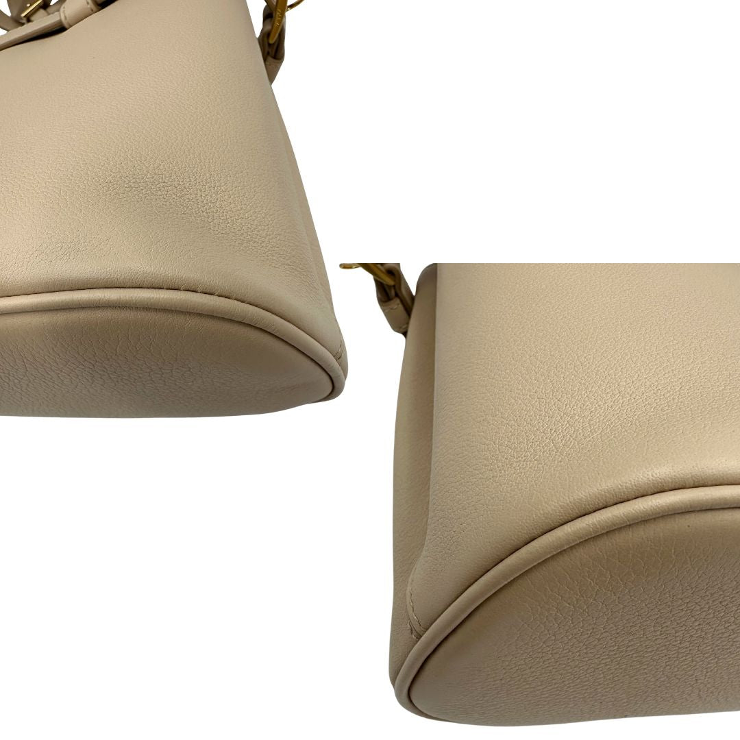 angoli Borsa Prada in pelle color travertino con parti metalliche dorate; impreziosita dal logo lettering impresso a caldo in foglia d'oro 22 carati, munita di doppi manici stondati e una tracolla amovibile e regolabile. Completa di corredo, di lusso, eccellenti condizioni, usata. 