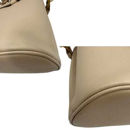 angoli Borsa Prada in pelle color travertino con parti metalliche dorate; impreziosita dal logo lettering impresso a caldo in foglia d'oro 22 carati, munita di doppi manici stondati e una tracolla amovibile e regolabile. Completa di corredo, di lusso, eccellenti condizioni, usata. 