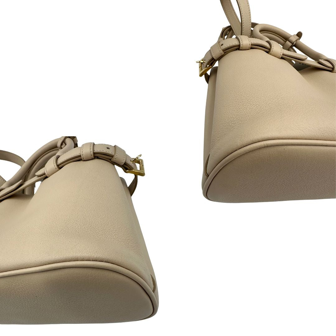 angoliBorsa Prada in pelle color travertino con parti metalliche dorate; impreziosita dal logo lettering impresso a caldo in foglia d'oro 22 carati, munita di doppi manici stondati e una tracolla amovibile e regolabile. Completa di corredo, di lusso, eccellenti condizioni, usata. 