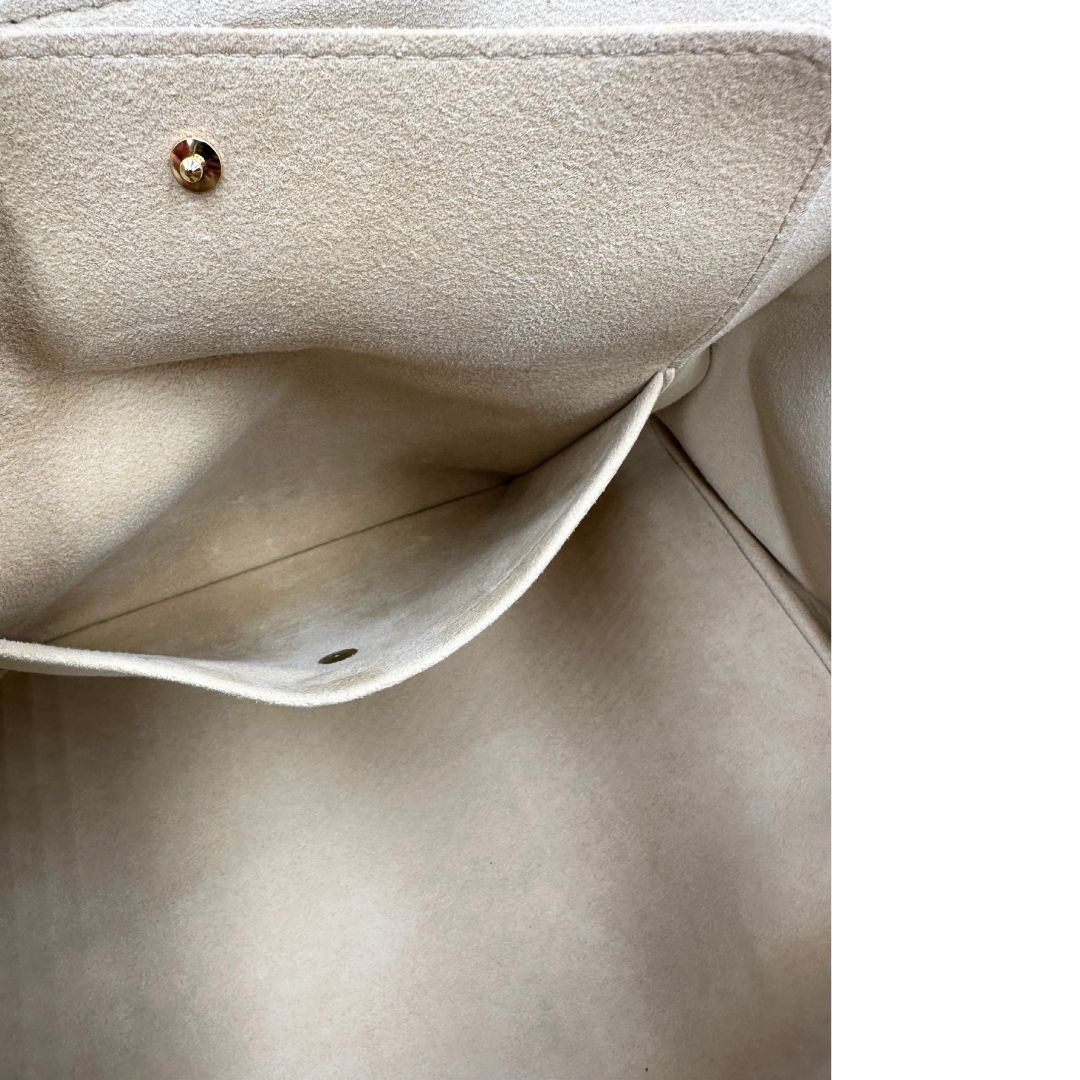 Interno di una Borsa Beverly LV in canvas marrone monogram, finiture in vacchetta naturale e metalleria dorata. Indossabile a spalla oppure a mano. Originale, usata, di lusso, in ottime condizioni.