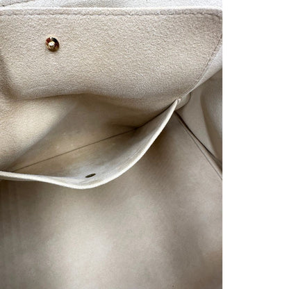 Interno di una Borsa Beverly LV in canvas marrone monogram, finiture in vacchetta naturale e metalleria dorata. Indossabile a spalla oppure a mano. Originale, usata, di lusso, in ottime condizioni.