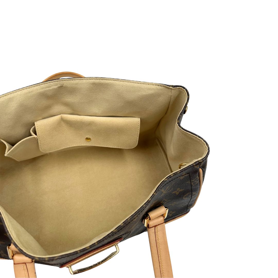 Interno di una Borsa Beverly LV in canvas marrone monogram, finiture in vacchetta naturale e metalleria dorata. Indossabile a spalla oppure a mano. Originale, usata, di lusso, in ottime condizioni.