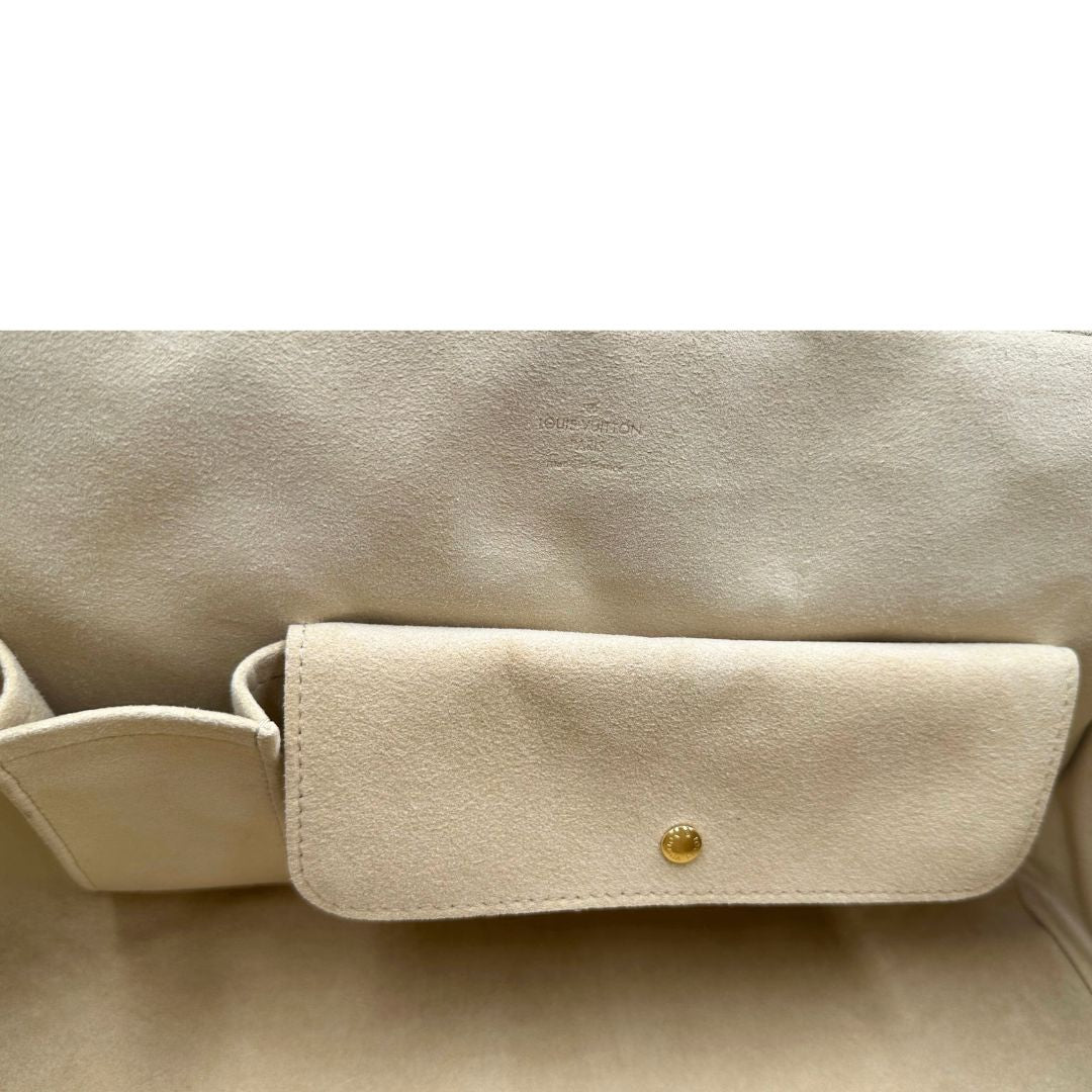 Interno di una Borsa Beverly LV in canvas marrone monogram, finiture in vacchetta naturale e metalleria dorata. Indossabile a spalla oppure a mano. Originale, usata, di lusso, in ottime condizioni.