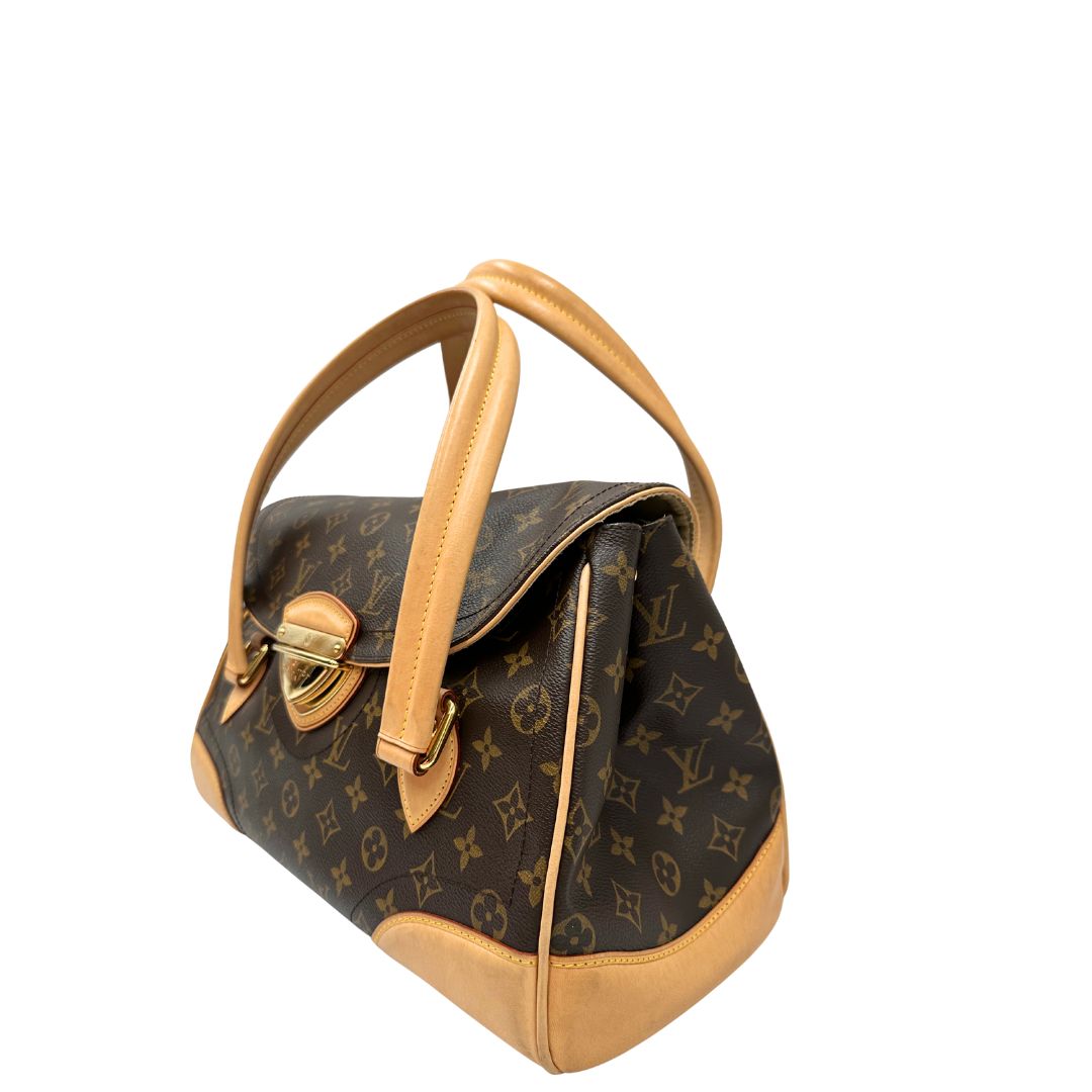 Lato sinistro di una Borsa Beverly LV in canvas marrone monogram, finiture in vacchetta naturale e metalleria dorata. Indossabile a spalla oppure a mano. Originale, usata, di lusso, in ottime condizioni.