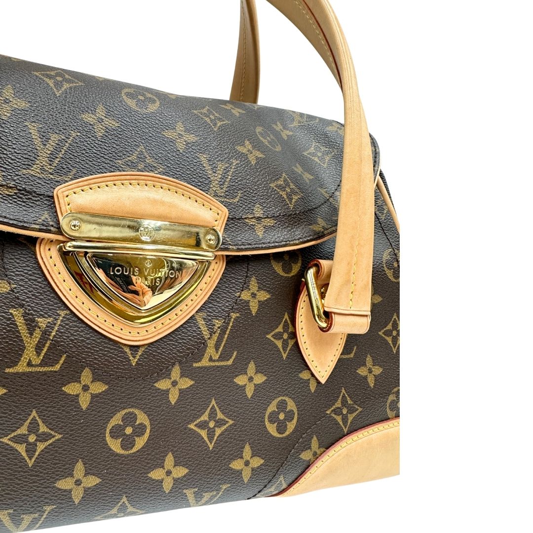 Chiusura di una Borsa Beverly LV in canvas marrone monogram, finiture in vacchetta naturale e metalleria dorata. Indossabile a spalla oppure a mano. Originale, usata, di lusso, in ottime condizioni.