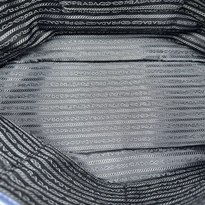 interno Borsa Prada in pelle saffiano blu con parti metalliche dorate; munita di doppi manici stondati e impreziosita da una clochette portachiavi, di lusso, originale, ottime condizioni. 