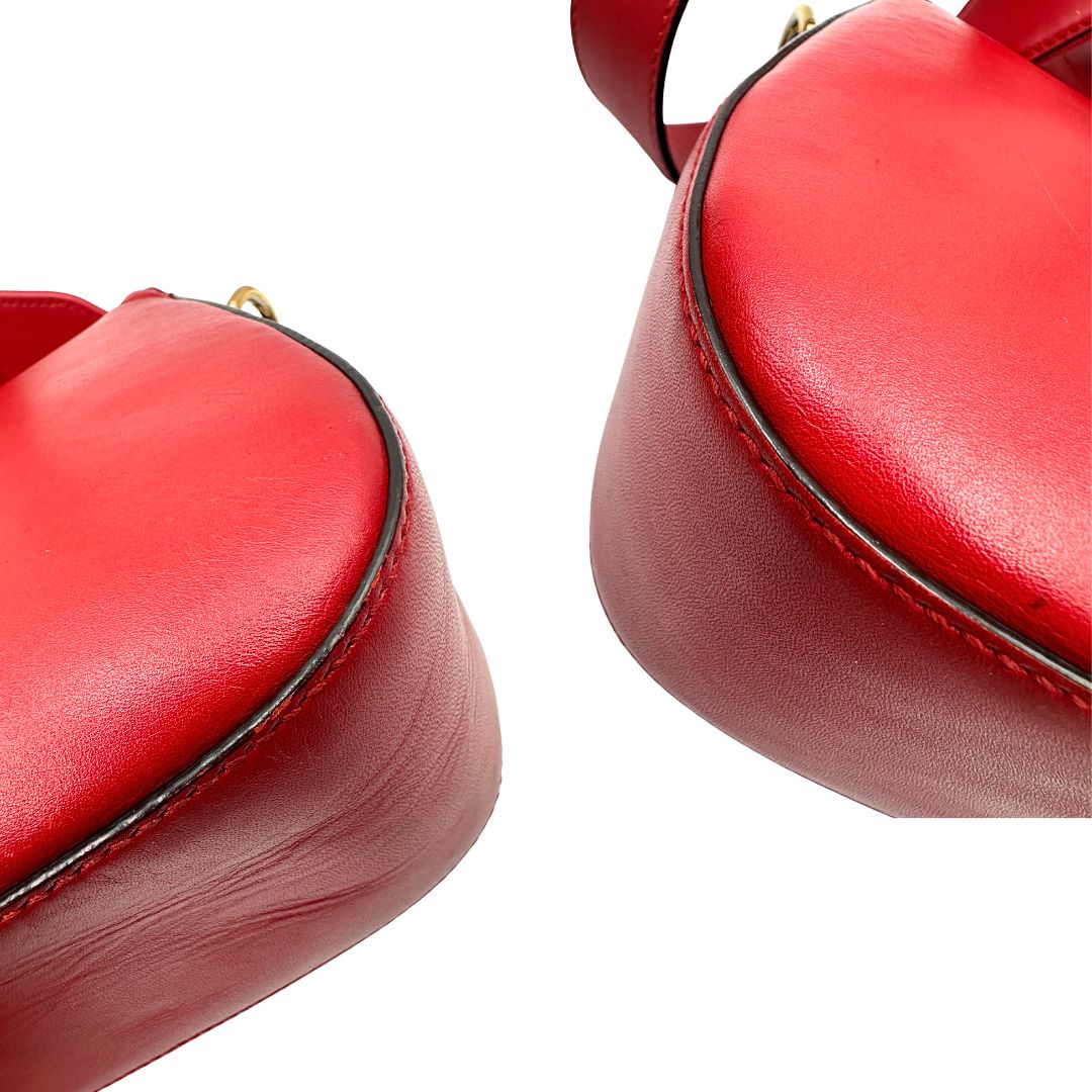 angoli Borsa Gucci in pelle rossa con parti metalliche dorate; munita di doppie tracolle amovibili e regolabili, una tono su tono e una Web rossa e blu. Completa di dustbag, di lusso, originale, ottime condizioni. 