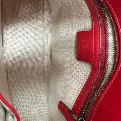 interno della Borsa Gucci in pelle rossa con parti metalliche dorate; munita di doppie tracolle amovibili e regolabili, una tono su tono e una Web rossa e blu. Completa di dustbag, di lusso, originale, ottime condizioni. 
