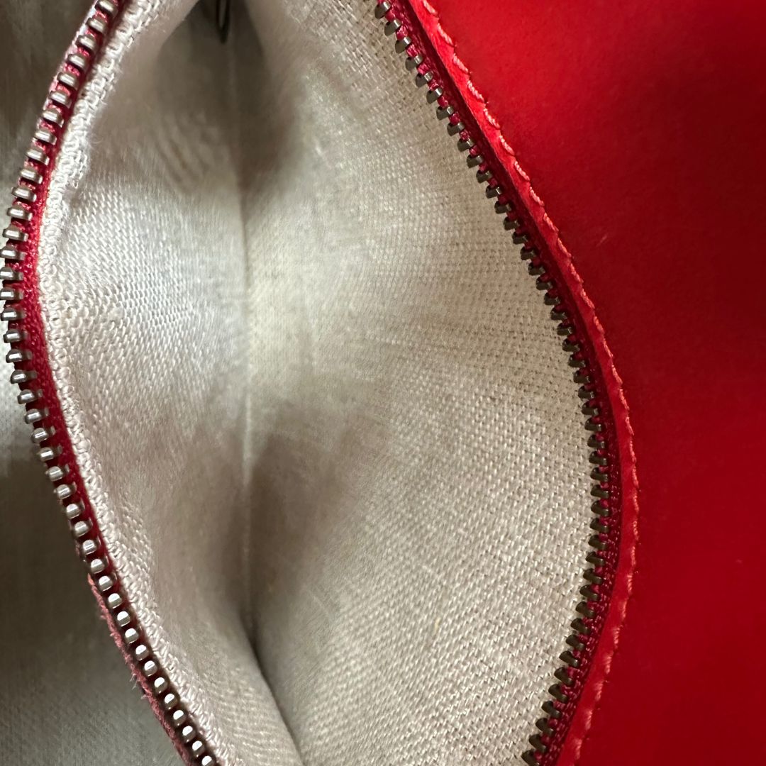interno della Borsa Gucci in pelle rossa con parti metalliche dorate; munita di doppie tracolle amovibili e regolabili, una tono su tono e una Web rossa e blu. Completa di dustbag, di lusso, originale, ottime condizioni. 