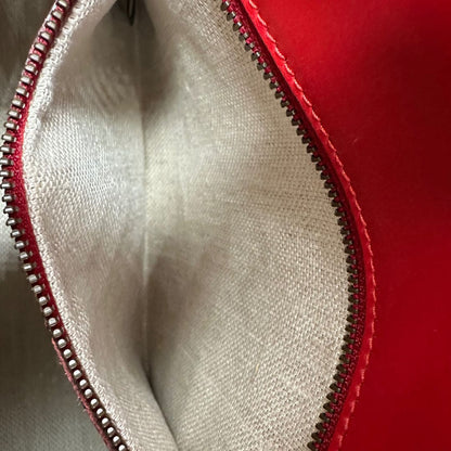 interno della Borsa Gucci in pelle rossa con parti metalliche dorate; munita di doppie tracolle amovibili e regolabili, una tono su tono e una Web rossa e blu. Completa di dustbag, di lusso, originale, ottime condizioni. 