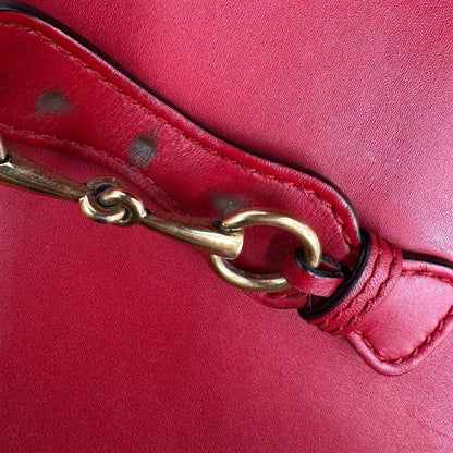 Borsa Gucci in pelle rossa con parti metalliche dorate; munita di doppie tracolle amovibili e regolabili, una tono su tono e una Web rossa e blu. Completa di dustbag, di lusso, originale, ottime condizioni. 