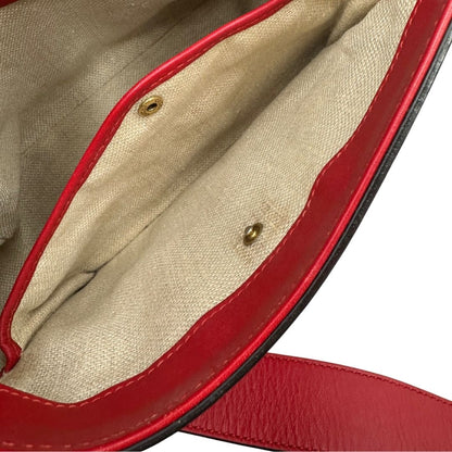 interno della Borsa Gucci in pelle rossa con parti metalliche dorate; munita di doppie tracolle amovibili e regolabili, una tono su tono e una Web rossa e blu. Completa di dustbag, di lusso, originale, ottime condizioni. 
