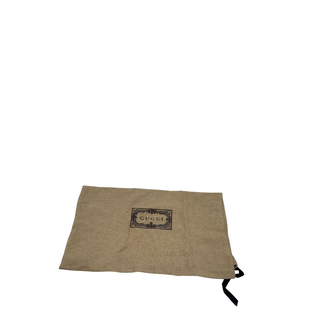 dustbag Borsa Gucci in pelle rossa con parti metalliche dorate; munita di doppie tracolle amovibili e regolabili, una tono su tono e una Web rossa e blu. Completa di dustbag, di lusso, originale, ottime condizioni. 