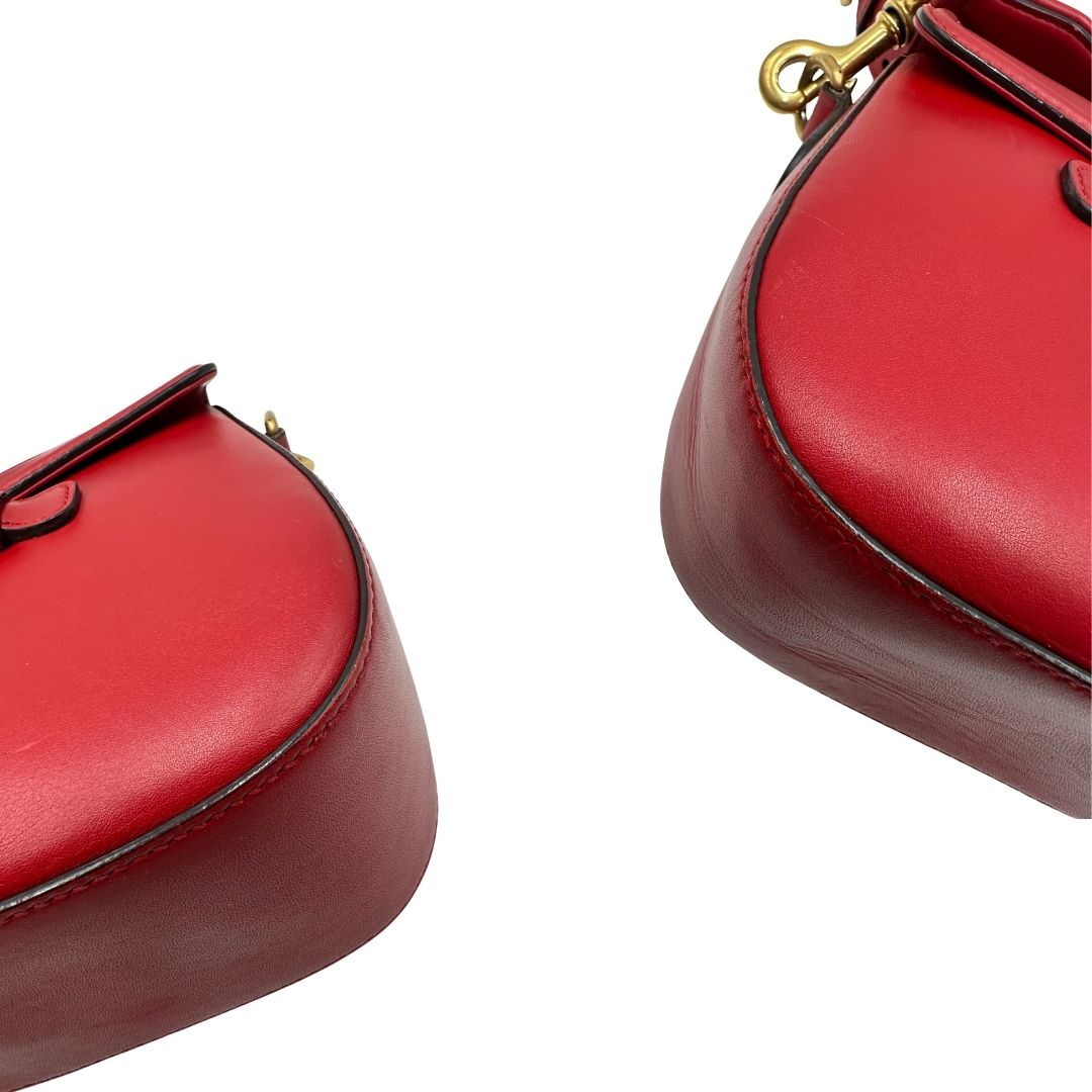 angoli Borsa Gucci in pelle rossa con parti metalliche dorate; munita di doppie tracolle amovibili e regolabili, una tono su tono e una Web rossa e blu. Completa di dustbag, di lusso, originale, ottime condizioni. 