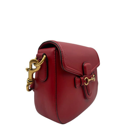 lato Borsa Gucci in pelle rossa con parti metalliche dorate; munita di doppie tracolle amovibili e regolabili, una tono su tono e una Web rossa e blu. Completa di dustbag, di lusso, originale, ottime condizioni. 