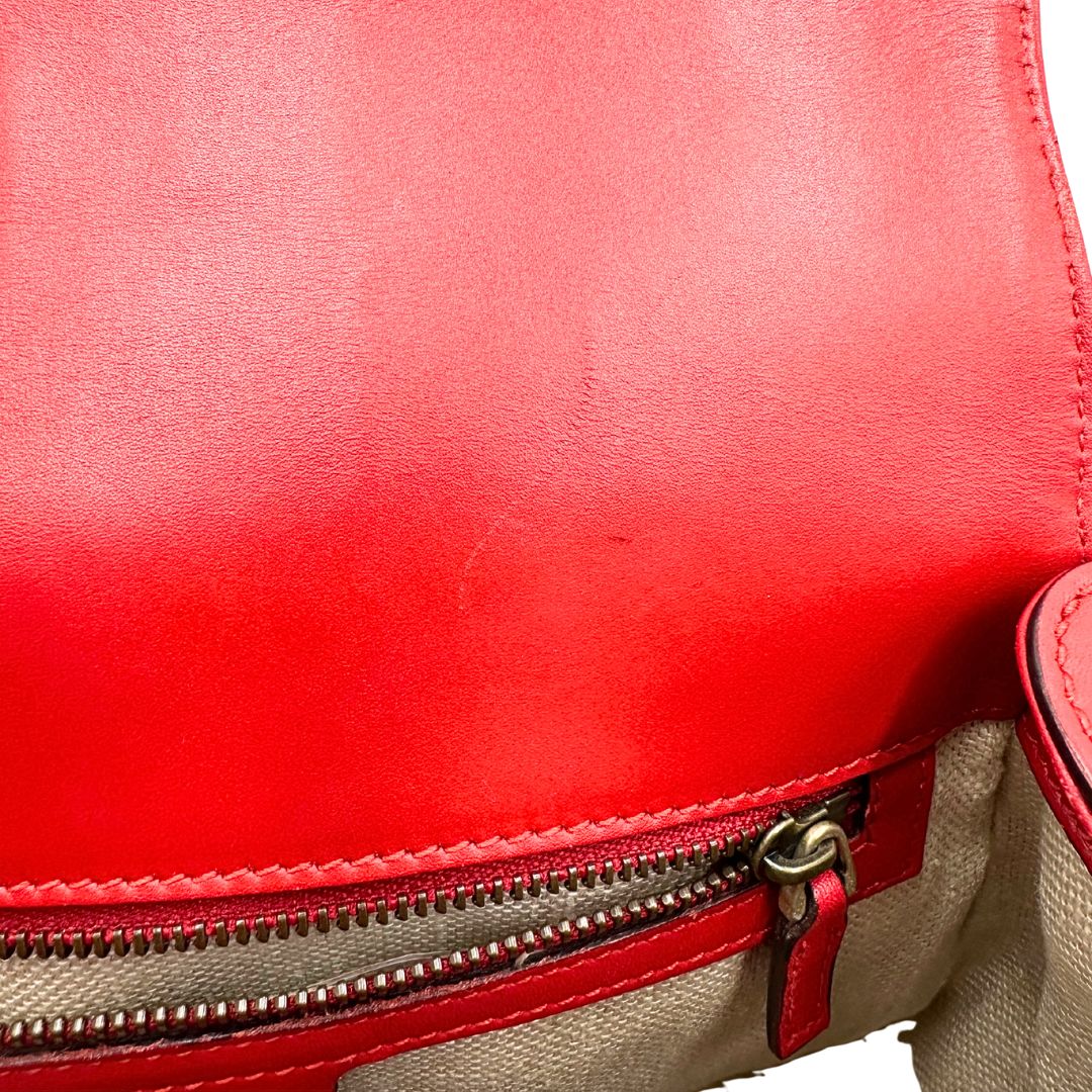segni di utilizzo Borsa Gucci in pelle rossa con parti metalliche dorate; munita di doppie tracolle amovibili e regolabili, una tono su tono e una Web rossa e blu. Completa di dustbag, di lusso, originale, ottime condizioni.