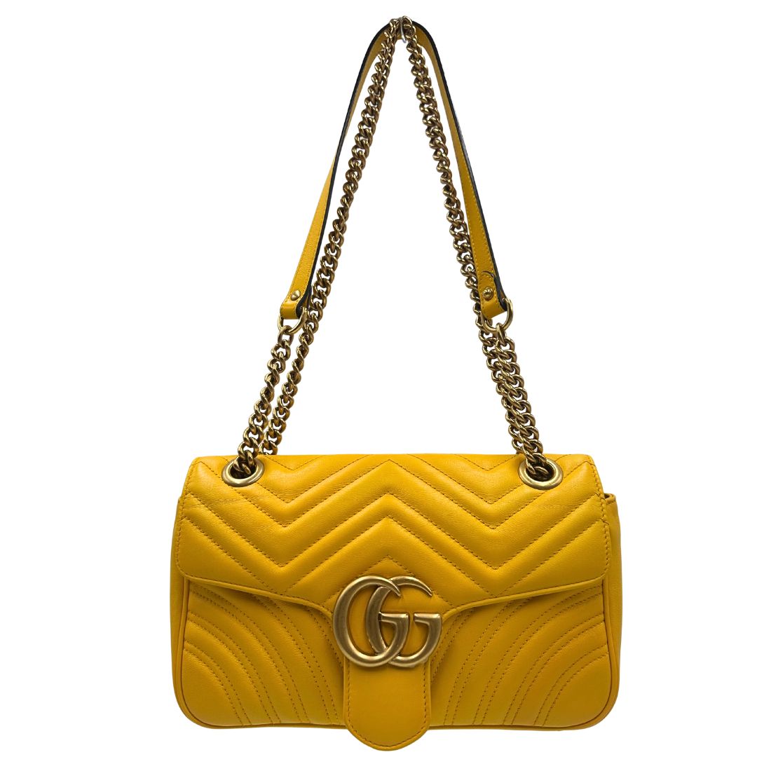front Borsa Gucci Marmont in pelle gialla con parti metalliche dorate; impreziosita da doppia G sul front e munita di una tracolla in catena scorrevole con spallaccio in pelle. Completa di dustbag, di lusso, originale, ottime condizioni.