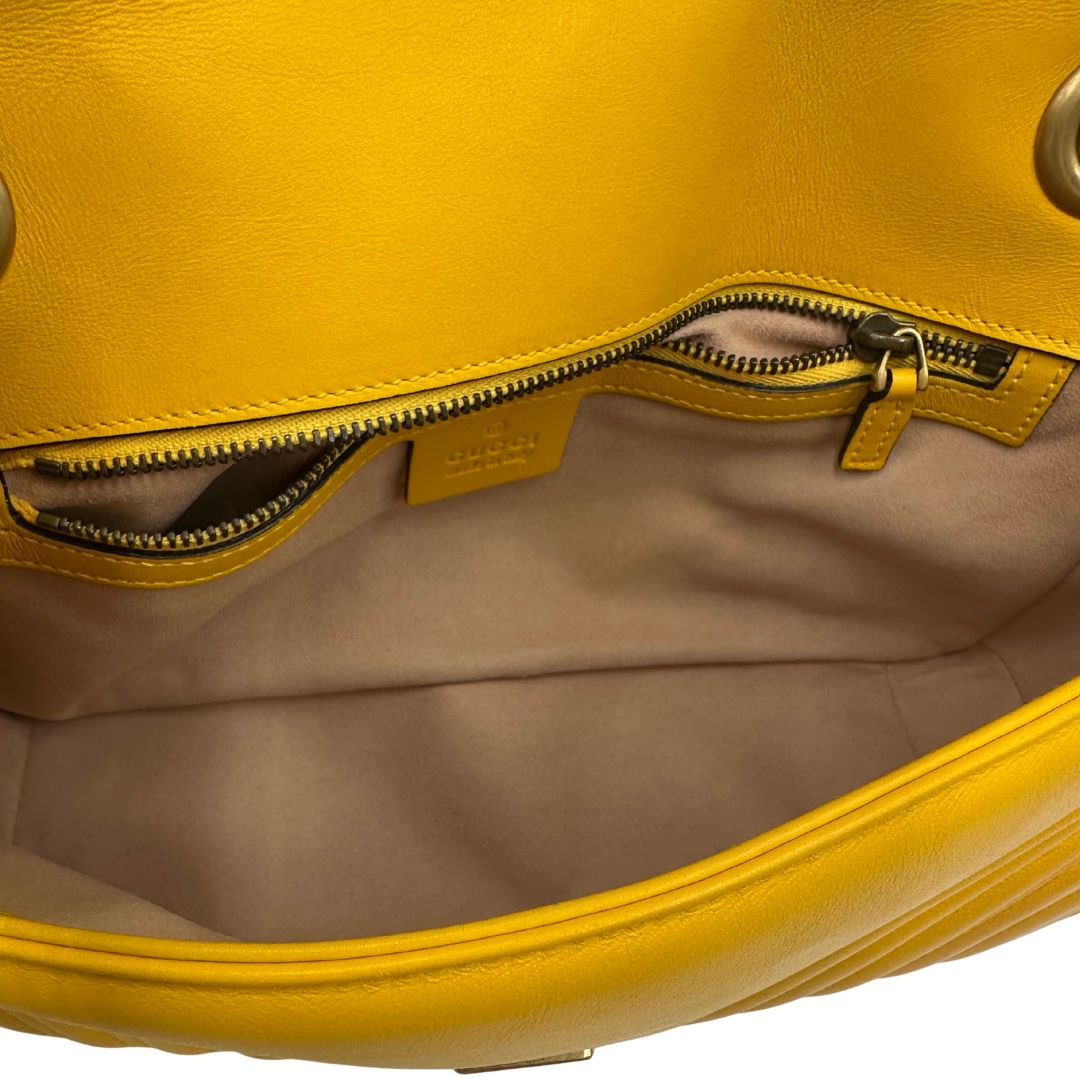 interno Borsa Gucci Marmont in pelle gialla con parti metalliche dorate; impreziosita da doppia G sul front e munita di una tracolla in catena scorrevole con spallaccio in pelle. Completa di dustbag, di lusso, originale, ottime condizioni. 