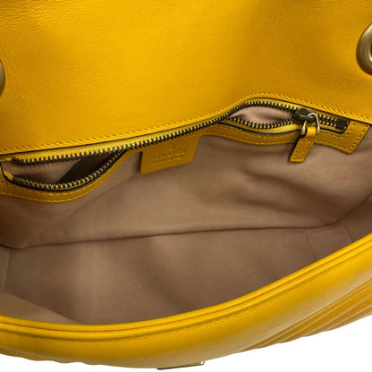 interno Borsa Gucci Marmont in pelle gialla con parti metalliche dorate; impreziosita da doppia G sul front e munita di una tracolla in catena scorrevole con spallaccio in pelle. Completa di dustbag, di lusso, originale, ottime condizioni. 
