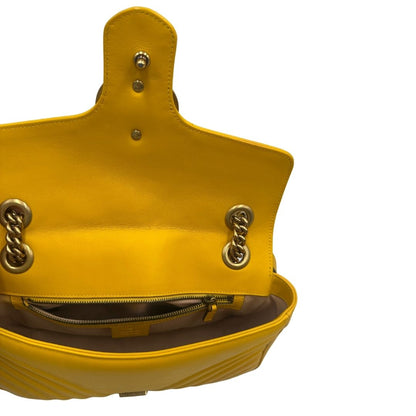 interno Borsa Gucci Marmont in pelle gialla con parti metalliche dorate; impreziosita da doppia G sul front e munita di una tracolla in catena scorrevole con spallaccio in pelle. Completa di dustbag, di lusso, originale, ottime condizioni. 