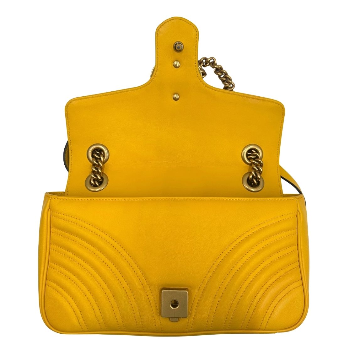 interno Borsa Gucci Marmont in pelle gialla con parti metalliche dorate; impreziosita da doppia G sul front e munita di una tracolla in catena scorrevole con spallaccio in pelle. Completa di dustbag, di lusso, originale, ottime condizioni. 