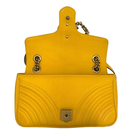 interno Borsa Gucci Marmont in pelle gialla con parti metalliche dorate; impreziosita da doppia G sul front e munita di una tracolla in catena scorrevole con spallaccio in pelle. Completa di dustbag, di lusso, originale, ottime condizioni. 