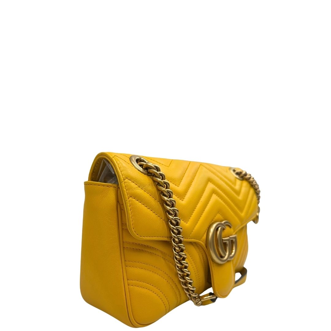 lato Borsa Gucci Marmont in pelle gialla con parti metalliche dorate; impreziosita da doppia G sul front e munita di una tracolla in catena scorrevole con spallaccio in pelle. Completa di dustbag, di lusso, originale, ottime condizioni. 