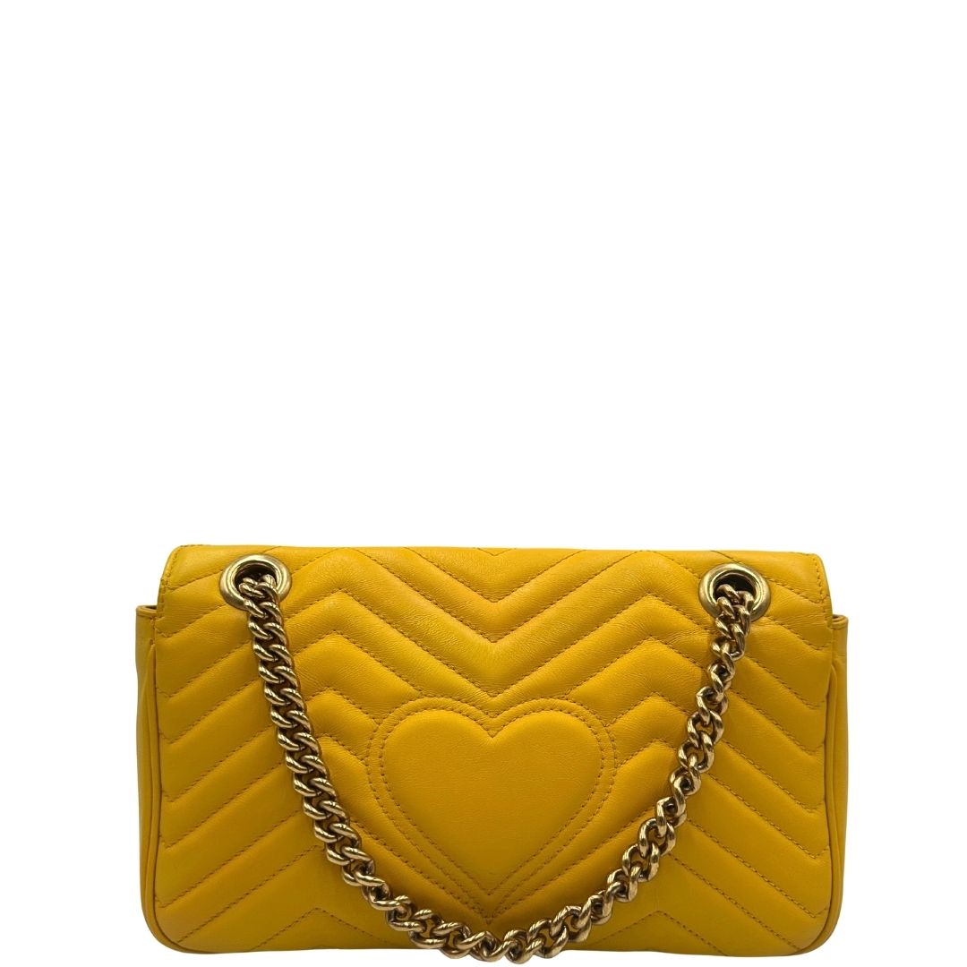 retro Borsa Gucci Marmont in pelle gialla con parti metalliche dorate; impreziosita da doppia G sul front e munita di una tracolla in catena scorrevole con spallaccio in pelle. Completa di dustbag, di lusso, originale, ottime condizioni. 