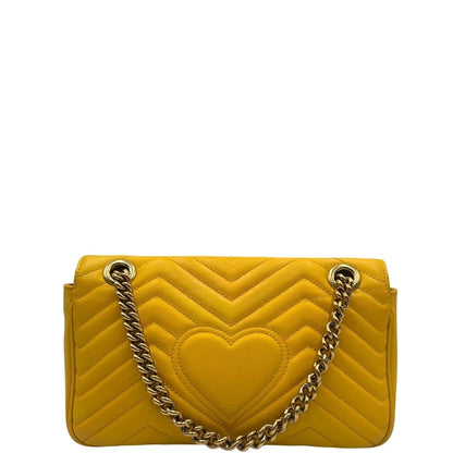 retro Borsa Gucci Marmont in pelle gialla con parti metalliche dorate; impreziosita da doppia G sul front e munita di una tracolla in catena scorrevole con spallaccio in pelle. Completa di dustbag, di lusso, originale, ottime condizioni. 