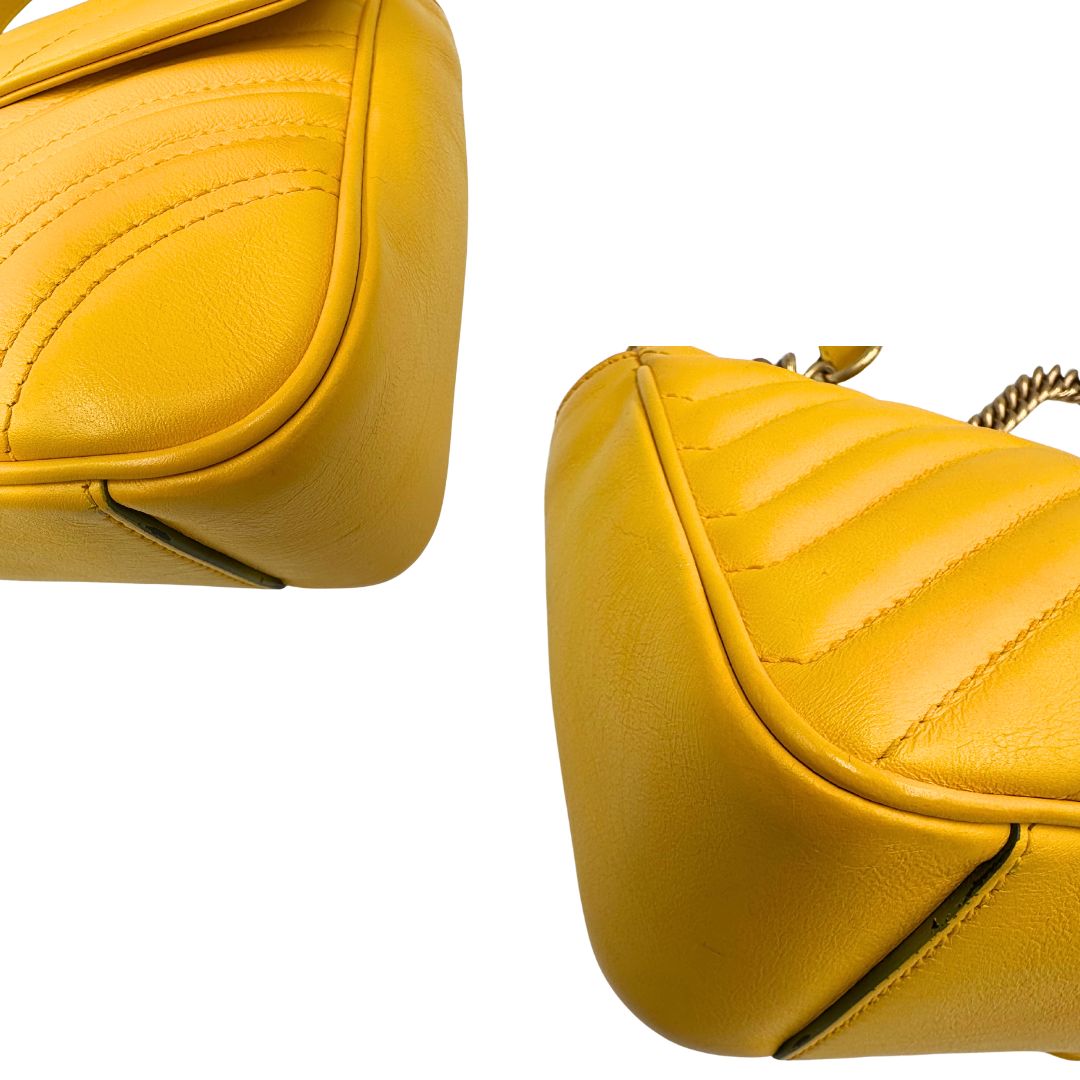 angoli Borsa Gucci Marmont in pelle gialla con parti metalliche dorate; impreziosita da doppia G sul front e munita di una tracolla in catena scorrevole con spallaccio in pelle. Completa di dustbag, di lusso, originale, ottime condizioni. 